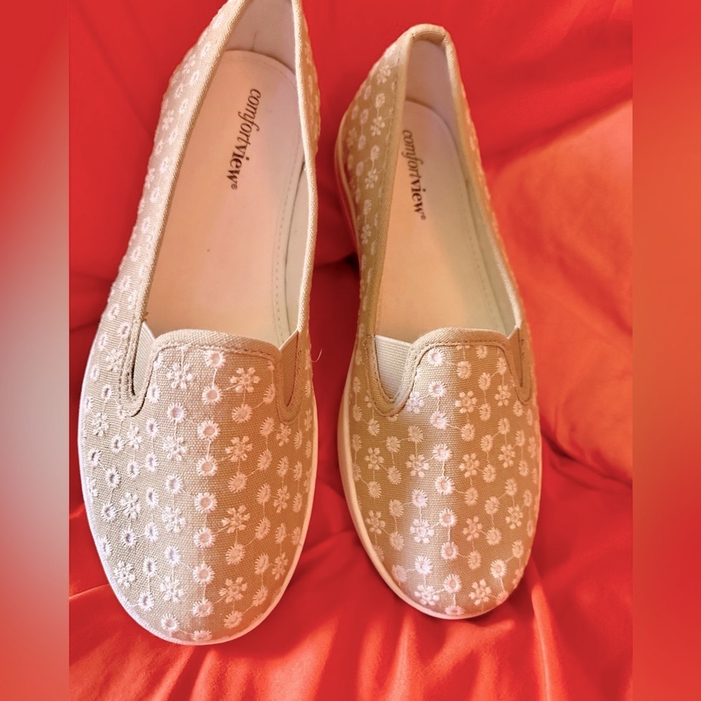 Comfortview Athletic Dottie Beige & White Eyelet Canvas Sneaker/Loafer, Size 10W
